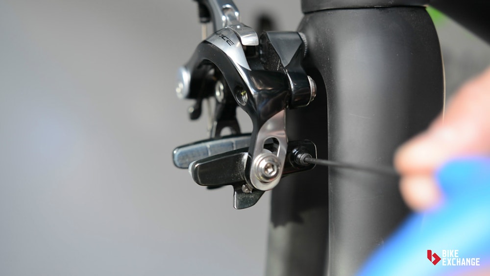 How to change brake pads BikeExchange 2017 grub screw